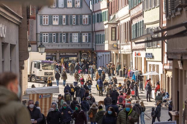 Tuebingen Themenbilder: Tuebingen in Zeit der Corona-Pandemie, Themenbilder: Tuebingen in Zeit der Corona-Pandemie, Menschen auf dem Tebinger Marktplatz, 20.03.2021, Copyright: xEIBNER DROFITSCHx EP_ddh