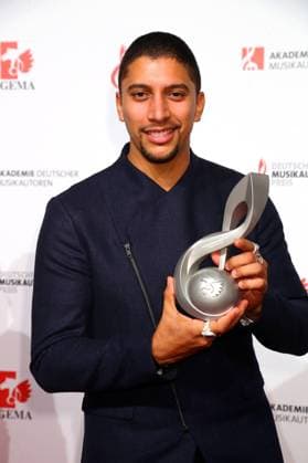 Preistrager Andreas Bourani > Der Astronaut < bei der 8. Verleihung des > Deutscher Musikautorenpreis 2016 < im Hotel Ritz Carlton in Berlin *** Award winner Andreas Bourani The Astronaut at the 8 German Music Authors Award 2016 at the Hotel Ritz Carlton in Berlin Copyright: xEventpressxHHHx