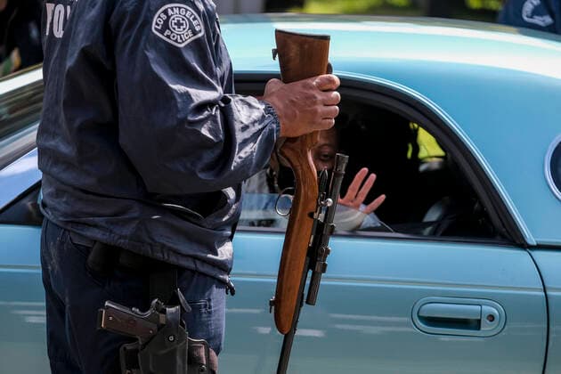 Bilder des Jahres 2021, News 03 März News Themen der Woche KW11 News Bilder des Tages March 20, 2021, Los Angeles, California, USA: A Los Angeles Police Gun Unit officer gets an rifle traded in by people during an anonymous gun-buyback event hosted by Councilman Curren Price and Mayor Eric Garcetti s Office of Gang Reduction and Youth Development, with the support of LAPD, in Los Angeles, on March 20, 2021. Los Angeles USA - ZUMAc68_ 20210320_zaf_c68_004 Copyright: xRingoxChiux