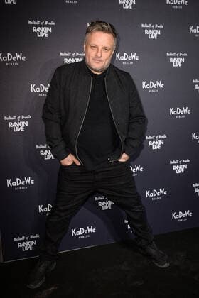 RANKIN John Rankin Waddell RANKIN LIVE x KaDeWe Berlin Party Abendveranstaltung Zwischen 10 und 19 Uhr kam Starfotograf Rankin ins KaDeWe und verwandelt das Atrium in ein großes Fotostudio, in dem einige Besucher die Chance auf ein Portraitfoto von Rankin hatten. Alle ausgew?hlten Bilder werden dann unter dem Motto portraitofberlin auf dem Bauzaun vor dem KaDeWe pr?sentiert, so entsteht ein großes Portrait of Berlin . *** RANKIN John Rankin Waddell RANKIN LIVE x KaDeWe Berlin Party Evening event Between 10 am and 7 pm star photographer Rankin came to KaDeWe and transformed the atrium into a large photo studio where some visitors had the chance to get a portrait photo of Rankin All selected pictures will then be presented under Copyright: xEventpressxFuhrx