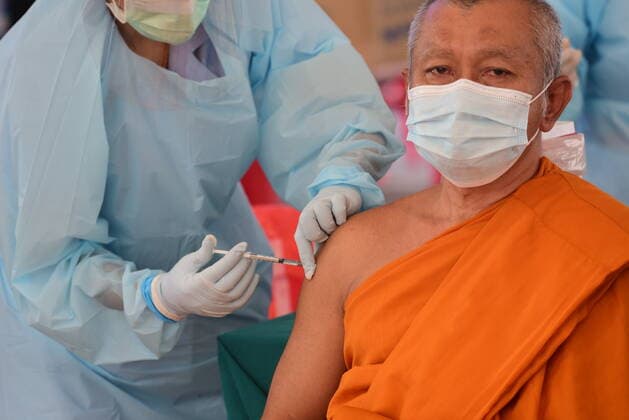 Thailand: Anti-COVID-19 injection in Bang Khae area Medical staff administered the COVID-19 vaccine in the Bang Khae district of Bangkok, where the market is at the center of the latest coronavirus outbreak. Bangkok Thailand Copyright: TeeraxNoisakran