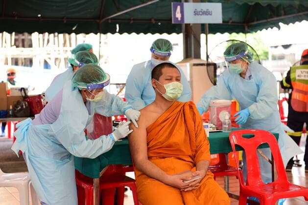 News Bilder des Tages Thailand: Anti-COVID-19 injection in Bang Khae area Medical staff administered the COVID-19 vaccine in the Bang Khae district of Bangkok, where the market is at the center of the latest coronavirus outbreak. Bangkok Thailand Copyright: TeeraxNoisakran