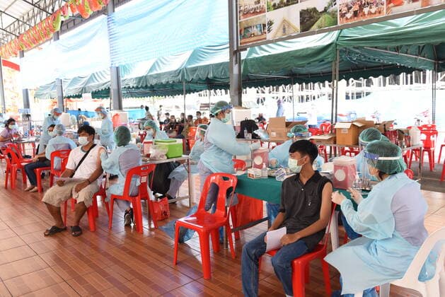 Thailand: Anti-COVID-19 injection in Bang Khae area Bangkok, Thailand - March 20, 2021 Medical staff The COVID-19 vaccine is being administered to people in the Bang Khae district of Bangkok, where the market is at the center of the latest coronavirus outbreak. Bangkok Thailand Copyright: TeeraxNoisakran