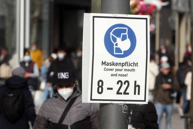 Ein Schild mit Piktogramm und Aufschrift Maskenpflicht von 8 bis 22 Uhr hängt in der von Fußgängern stark frequentierten Einkaufsstraße und Fußgängerzone Zeil in der Innenstadt von Frankfurt, Hessen, Deutschland