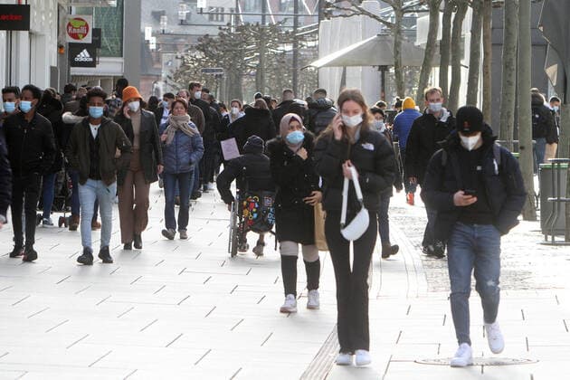 Nach der Lockerung der Schutzmaßnahmen und Wiedereröffnung der Geschäfte sieht die Einkaufsstraße und Fußgängerzone Zeil in der Innenstadt Frankfurt wieder weitgehend so wie vor der Coronakrise aus: mit großem Andrang von Personen, die oftmals nicht den gebotenen Mindestabstand zueinander einhalten, Hessen, Deutschland *** After the easing of protective measures and the reopening of shops, the Zeil shopping street and pedestrian zone in downtown Frankfurt looks much as it did before the Corona crisis, with large crowds of people often not keeping the required minimum distance from each other, Hesse, Germany