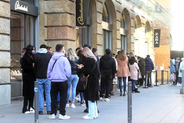Eine lange Schlang von Kunden steht vor dem Eingang zu einer Zara Filiale m Modegeschäft in der Fußgängerzone und Einkaufsstraße Biebergasse, um Einlass zu erhalten, Frankfurt, Hessen, Deutschland