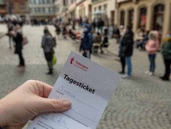 Tagesticket Tübingen In der Tübinger Altstadt darf wieder mit einem sogenannten Tagesticket eingekauft und die Gastronomie genutzt werden. Mit einen Tagesticket , das einen negativen Corona Schnelltest voraussetzt, ist man berechtigt die Tübinger Altstadt zu besuchen. Die Stadt Tübingen ist damit zur bundesweiten Test Stadt geworden Tübingen Altstadt Baden-Württemberg Germany Copyright: xLeifxPiechowskix