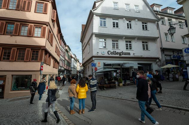 Tagesticket Tübingen In der Tübinger Altstadt darf wieder mit einem sogenannten Tagesticket eingekauft und die Gastronomie genutzt werden. Mit einen Tagesticket , das einen negativen Corona Schnelltest voraussetzt, ist man berechtigt die Tübinger Altstadt zu besuchen. Die Stadt Tübingen ist damit zur bundesweiten Test Stadt geworden Tübingen Altstadt Baden-Württemberg Germany Copyright: xLeifxPiechowskix