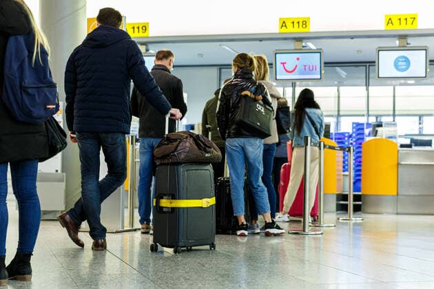 Bilder des Jahres 2021, News 03 März News Themen der Woche KW11 News Bilder des Tages DEUTSCHLAND, NIEDERSACHSEN, LANGENHAGEN, 21.03.2021 - Erster Flug nach Mallorca - Flughafen Hannover-Langenhagen - Reisende warten in einer Schlange am Check-In für einen der ersten Flüge nach Palma de Mallorca mit TUI fly. Am Flughafen Hannover-Langenhagen starten am heutigen Tag wieder die ersten Flüge nach Palma de Mallorca. *** GERMANY, LOWER SAXONY, LANGENHAGEN, 21 03 2021 First flight to Mallorca Hannover Langenhagen Airport Travellers wait in a queue at check-in for one of the first flights to Palma de Mallorca with TUI fly The first flights to Palma de Mallorca are taking off again today at Hannover Langenhagen Airport.