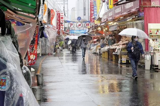 Virus emergency lifting Few people are seen on Ameyoko shopping street in Tokyo s Ueno area on March 21, 2021, ahead of the scheduled lifting of the coronavirus state of emergency at the end of the day. 