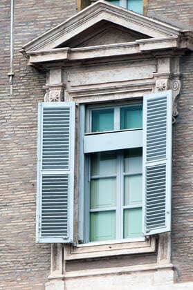 March 21,2021 : The window of the apostolic palace from which the Pope usually delivers its weekly Angelus prayer remains closed as the Pope holds a live streamed prayer instead at the Vatican  Copyright: x AlessiaxGiuliani CPPx xIPAx x CatholicxPressxPhotox