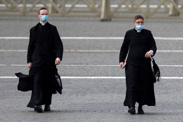 Italy: Vatican City in red zone Two priests that wear mask walking in the empty Saint Peter square on March 21st 2021. Faithful are not allowed in Saint Peter square in limited numbers and wearing masks due to so called red zone taken by italian government against Covid-19 pandemic spread. Vatican city Vatican Vatican Copyright: Giuseppex Pino xFama