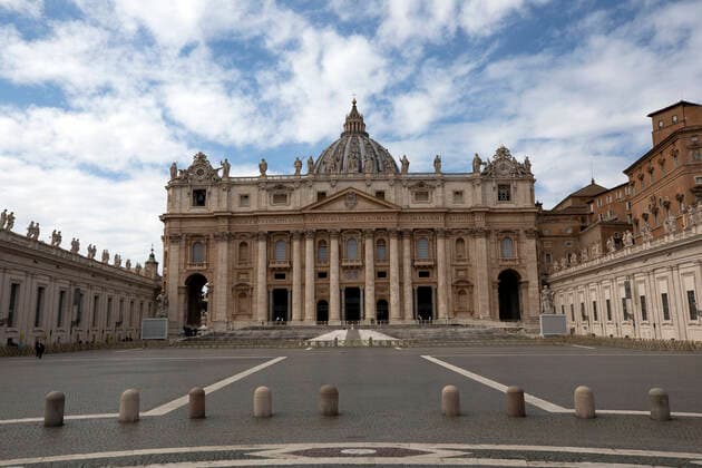 Italy: Vatican City in red zone A view of Saint Peter Basilica on March 21st 2021 Faithful are not allowed in Saint Peter square in limited numbers and wearing masks due to so called red zone taken by italian government against Covid-19 pandemic spread. Vatican city Vatican Vatican Copyright: Giuseppex Pino xFama