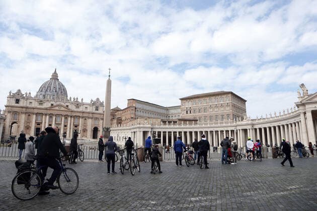 March 21, 2021 - Vatican City (Holy See) .POPE FRANCIS delivery Angelus prayer inside the Apostolic building, not from the window as usual due to the restrictions imposed by the pandemic in italy, just a small crowd of roman bicycles in St. Peter s Square at the Vatican. EvandroInetti via ZUMA Wire Vatican City State - ZUMAi15_ 20210321_zaf_i15_014 Copyright: xEvandroxInettix