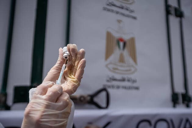 Coronavirus im Westjordanland, Premierminister Mohammed Ishtayeh bei Impfstart in Ramallah (210321) -- RAMALLAH, March 21, 2021 -- A health worker prepares a dose of COVID-19 vaccine during a vaccination campaign in the West Bank city of Ramallah, March 21, 2021. (Photo by Xinhua) MIDEAST-RAMALLAH-COVID-19-VACCINATION LuayxSababa 