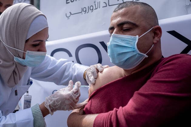Coronavirus im Westjordanland, Premierminister Mohammed Ishtayeh bei Impfstart in Ramallah (210321) -- RAMALLAH, March 21, 2021 -- A man receives a dose of COVID-19 vaccine during a vaccination campaign in the West Bank city of Ramallah, March 21, 2021. (Photo by Xinhua) MIDEAST-RAMALLAH-COVID-19-VACCINATION LuayxSababa 