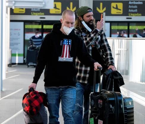 People arrive from Germany at the Son San Joan de Mallorca airport in Balearic Islands, Spain, 21 March 2021. German people are planning last-minute Easter holidays to Spain. Germany government could announce for an immediate return to lockdown in the country due to the increasing number of COVID-19. Germany tourist arrive Mallorca to spend their Easter holidays !ACHTUNG: NUR REDAKTIONELLE NUTZUNG!  Copyright: xCATIxCLADERAx GRAF9207 20210321-637519438820012598
