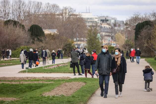 Coronavirus in Frankreich, Eindrücke aus Paris nach Lockerungen Paris, France le 21 mars 2021 - Des parisiens se promenent dans Paris lors du premier week end de confinement - Parisians walk around Paris during the first weekend of confinement  Copyright: xLucxNoboutx