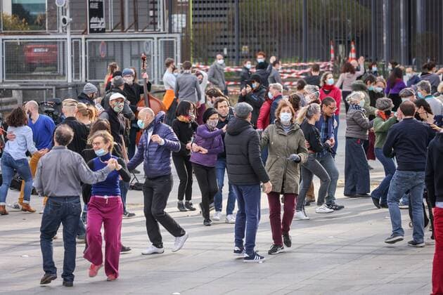Coronavirus in Frankreich, Eindrücke aus Paris nach Lockerungen Paris, France le 21 mars 2021 - Des parisiens se promenent dans Paris lors du premier week end de confinement - Parisians walk around Paris during the first weekend of confinement Ici un groupe de danseurs et de danseuses devant l institut du monde arabe  Copyright: xLucxNoboutx