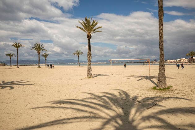 March 21, 2021, S Arenal, Mallorca, Spain: On a cold Sunday on the beach of S Arenal a palm trees, a football goal and people in front of the skyline of Palma de Mallorca and Playa de Palma in Mallorca. S Arenal Spain - ZUMAm210 20210321_ztp_m210_008 Copyright: xJohn-PatrickxMorarescux