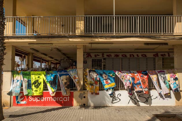 March 21, 2021, S Arenal, Mallorca, Spain: On a cold Sunday an abandoned bar with sounvenir towels flapping in the wind of S Arenal in Mallorca. S Arenal Spain - ZUMAm210 20210321_ztp_m210_014 Copyright: xJohn-PatrickxMorarescux