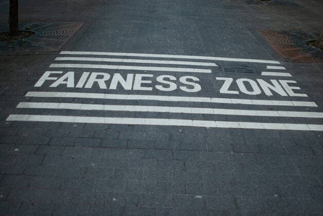 Coronavirus in Schleswig-Holstein, Eindrücke aus Flensburg Straßenmarkierung, Fairness Zone , Flensburg, Hafendamm, Zugang zur Hafenspitze, Aufnahme vom 21.03.2021, Flensburg