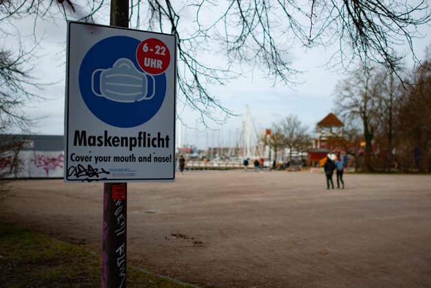 Coronavirus in Schleswig-Holstein, Eindrücke aus Flensburg Hinweisschild Maskenpflicht an der Hafenspitze, im Hintergrund Jachthafen (rechts), Aufnahme vom 21.03.2021, Flensburg