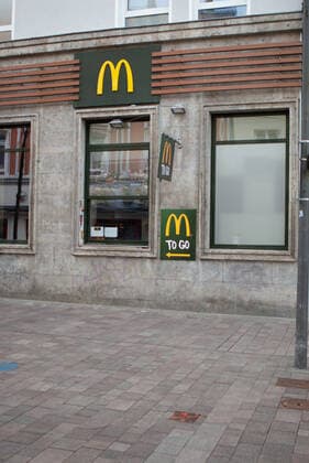 Coronavirus in Schleswig-Holstein, Eindrücke aus Flensburg Schnellimbiss, To go, Große Straße, Flensburger Altstadt, Aufnahme vom 21.03.2021, Flensburg