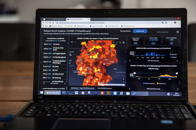 Bamberg, Deutschland 21. Maerz 2021: Auf einem Tisch in einer Wohnung steht ein aufgeklappter Laptop, auf dem Bildschirm ist die Seite vom Robert Koch-Institut mit den aktuellen COVID-19 Fallzahlen zu sehen. Bayern Copyright: xFotostandx xK.xSchmittx