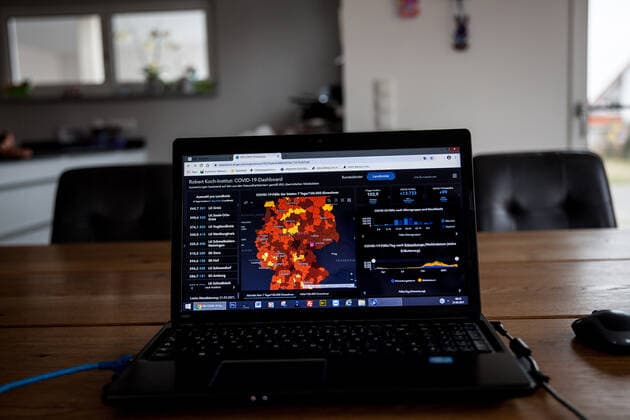 Bamberg, Deutschland 21. Maerz 2021: Auf einem Tisch in einer Wohnung steht ein aufgeklappter Laptop, auf dem Bildschirm ist die Seite vom Robert Koch-Institut mit den aktuellen COVID-19 Fallzahlen zu sehen. Bayern Copyright: xFotostandx xK.xSchmittx