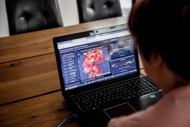 Bamberg, Deutschland 21. Maerz 2021: Eine Person schaut auf einen aufgeklappten Laptop, auf dem Bildschirm ist die Seite vom Robert Koch-Institut mit den aktuellen COVID-19 Fallzahlen zu sehen. Bayern Copyright: xFotostandx xK.xSchmittx