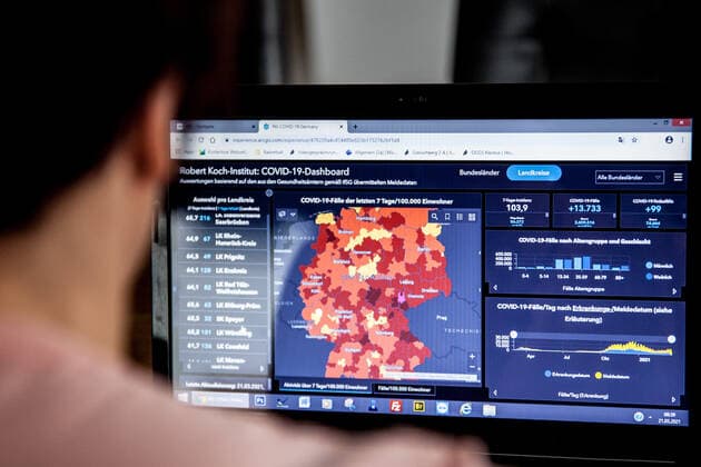 Bamberg, Deutschland 21. Maerz 2021: Eine Person schaut auf einen aufgeklappten Laptop, auf dem Bildschirm ist die Seite vom Robert Koch-Institut mit den aktuellen COVID-19 Fallzahlen zu sehen. Bayern Copyright: xFotostandx xK.xSchmittx