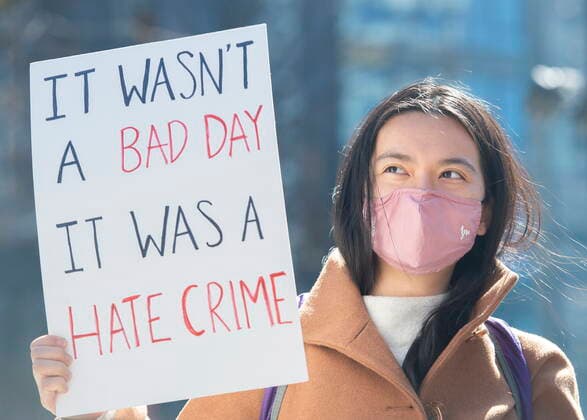 Kanada, Nach Attentat in Atlanta Proteste gegen Rassismus gegen Asiaten in Montreal March 21, 2021, Montreal, PQ, Canada: A woman holds up a sign against racism against Asians and in memory of the people murdered in Atlanta during a demonstration in Montreal, Sunday, March, 21, 2021. Montreal Canada  - ZUMAc35_ 20210321_zaf_c35_019 Copyright: xGrahamxHughesx