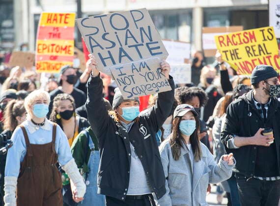 Kanada, Nach Attentat in Atlanta Proteste gegen Rassismus gegen Asiaten in Montreal March 21, 2021, Montreal, PQ, Canada: People hold up signs against racism against Asians and in memory of the people murdered in Atlanta during a demonstration in Montreal, Sunday, March, 21, 2021. Montreal Canada  - ZUMAc35_ 20210321_zaf_c35_028 Copyright: xGrahamxHughesx
