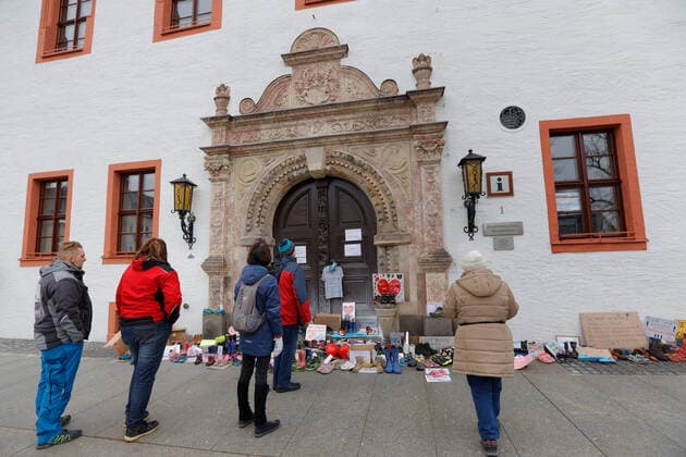 Coronaprotest_Marienberg 21.03.2021, Marienberg, Rathaus, heute Nacht brannten hier abgstellte Protestschreiben, die die Polizei schnell ablöschen konnte, Löschmittelspuren sind an der Rathaustür noch zu sehen. Auch heute Nachmittag stellen noch viele Eltern die Schuhe iherer Kinder aus Protest an die Rathaustür Chemnitz Sachsen BRD
