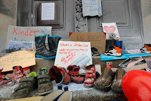 Coronaprotest_Marienberg 21.03.2021, Marienberg, Rathaus, heute Nacht brannten hier abgstellte Protestschreiben, die die Polizei schnell ablöschen konnte, Löschmittelspuren sind an der Rathaustür noch zu sehen. Auch heute Nachmittag stellen noch viele Eltern die Schuhe iherer Kinder aus Protest an die Rathaustür Chemnitz Sachsen BRD