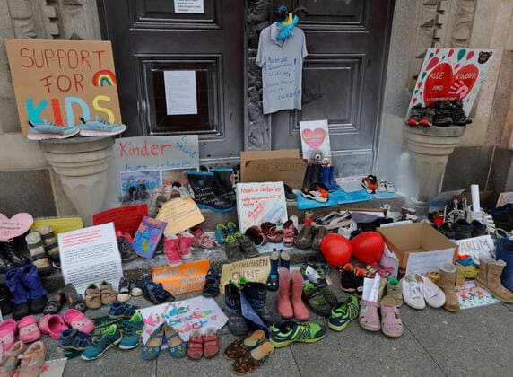News Bilder des Tages Coronaprotest_Marienberg 21.03.2021, Marienberg, Rathaus, heute Nacht brannten hier abgstellte Protestschreiben, die die Polizei schnell ablöschen konnte, Löschmittelspuren sind an der Rathaustür noch zu sehen. Auch heute Nachmittag stellen noch viele Eltern die Schuhe iherer Kinder aus Protest an die Rathaustür Chemnitz Sachsen BRD