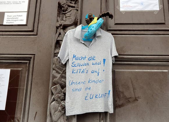 Coronaprotest_Marienberg 21.03.2021, Marienberg, Rathaus, heute Nacht brannten hier abgstellte Protestschreiben, die die Polizei schnell ablöschen konnte, Löschmittelspuren sind an der Rathaustür noch zu sehen. Auch heute Nachmittag stellen noch viele Eltern die Schuhe iherer Kinder aus Protest an die Rathaustür Chemnitz Sachsen BRD