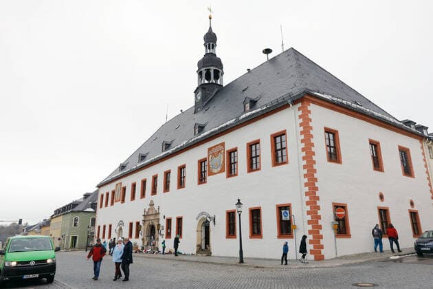 Coronaprotest_Marienberg 21.03.2021, Marienberg, Rathaus, heute Nacht brannten hier abgstellte Protestschreiben, die die Polizei schnell ablöschen konnte, Löschmittelspuren sind an der Rathaustür noch zu sehen. Auch heute Nachmittag stellen noch viele Eltern die Schuhe iherer Kinder aus Protest an die Rathaustür Chemnitz Sachsen BRD