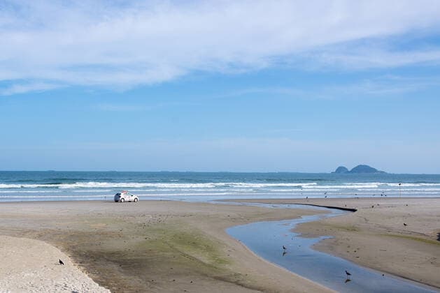 Coronavirus in Brasilien, Geschlossener Strand von Guaruja bei Sao Paulo SÃO PAULO, SP - 21.03.2021: PRAIAS INTERDITADAS NO GUARUJÁ - The beaches of Guarujá, on the coast of São Paulo, were closed on Sunday (21) after the State Government entered the emergency phase, the most restrictive. x2045051x  VincentxBosson