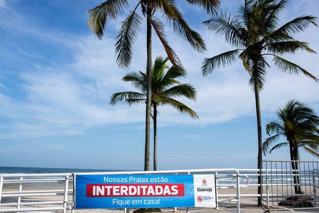 Coronavirus in Brasilien, Geschlossener Strand von Guaruja bei Sao Paulo SÃO PAULO, SP - 21.03.2021: PRAIAS INTERDITADAS NO GUARUJÁ - The beaches of Guarujá, on the coast of São Paulo, were closed on Sunday (21) after the State Government entered the emergency phase, the most restrictive. x2045054x  VincentxBosson