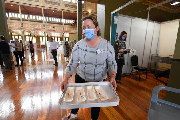 COMMUNITY COVID19 VACCINATION ROLLOUT, A healthcare worker is seen transporting covid19 vaccinations to injecting rooms inside of the Royal Exhibition Building in Melbourne, Monday, March 22, 2021. More than six million Australians are now eligible to receive coronavirus vaccines under a new phase of the national rollout. Phase 1b of the program kicked off across the country on Monday. ( NO ARCHIVING, EDITORIAL USE ONLY, NO USE IN BOOKS WITHOUT CONSENT MELBOURNE VIC AUSTRALIA  Copyright: xJAMESxROSSx 20210322001529290622