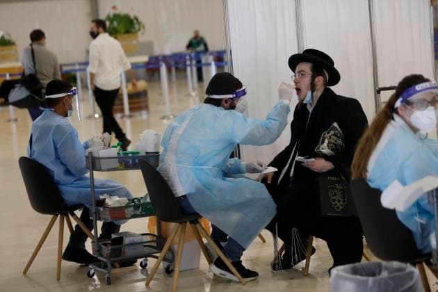 News Bilder des Tages (210321) -- TEL AVIV, March 21, 2021 -- A traveler receives a COVID-19 test upon his arrival at Ben Gurion International Airport near Tel Aviv, Israel, on March 21, 2021. Israel has lifted a restriction on the number of incoming and outgoing passengers at the airport after the Supreme Court ruled that the two-month-long measure has been unconstitutional. (Photo by Xinhua) ISRAEL-BEN GURION INTERNATIONAL AIRPORT-COVID-19-RESTRICTION-LIFTING GilxCohenxMagen 
