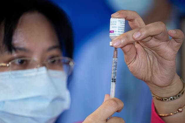 March 22, 2021, Taipei, Taiwan: A nurse holds a medical syringe and a small bottle AstraZeneca vaccine..Health care workers receive the first AstraZeneca vaccinations at Shin Kong Wu Ho-Su Memorial Hospital in Taiwan. Taipei Taiwan - ZUMAs197 20210322_zaa_s197_012 Copyright: xAnnabellexChihx