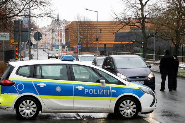 Nachdem der Bund Polen wegen hoher Corona-Infektionszahlen zum Hochinzidenzgebiet erklärt hat, ist die Einreise seit Sonntag nur noch mit einem negativen Corona-Test erlaubt. Die Landespolizei kontrolliert den Grenzverkehr am Grenzübergang Görlitz - Zgorzelec bezüglich Zweck der Einreise und auf Vorhandensein eines aktuellen Coronatests. Görlitz, 21.03.2021