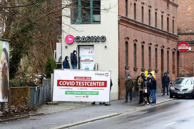 Schlange stehen am Corona Testcenter Görlitz Bahnhofstrasse nach Verschärfung der Corona Regeln für den Grenzverkehr nach Polen und zurück. Nachdem der Bund Polen wegen hoher Corona-Infektionszahlen zum Hochinzidenzgebiet erklärt hat, ist die Einreise seit Sonntag nur noch mit einem negativen Corona-Test erlaubt. Görlitz, 21.03.2021