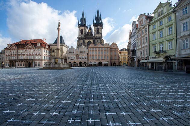 News Bilder des Tages The Million Moments for Democracy civic group honored the memory of those who died with coronavirus by drawing thousands of little crosses at Old Town Square in Prague, Czech Republic, March 22, 2021. The cross should also symbolize the ineffectiveness of the government s COVID combat. (CTKxPhoto KaterinaxSulova) CTKPhotoP202103220334201  suk005 k