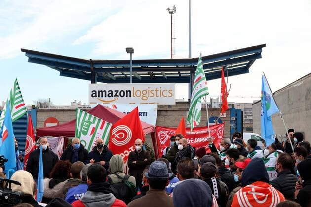 Bilder des Jahres 2021, News 03 März News Themen der Woche KW12 News Bilder des Tages foto ipp clemente marmorino milano 22 03 2021 spedizioni amazon bloccate per un giorno in italia per lo sciopero degli addetti alla logistica nella foto il presidio all esterno di un centro di logistica amazon - amazon logistic via toffetti - sede multinazio *** photo ipp clemente marmorino milan 22 03 2021 amazon shipments blocked for a day in italy for the strike of logistics workers in the photo the garrison outside of a logistics center amazon amazon logistics via toffetti headquarters multinational  0