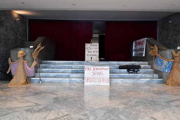 Le Theatre national de Nice participe au mouvement d occupation des lieux culturels. Le Theatre national de Nice rejoint le mouvement du theatre de l Odeon a Paris. Une agora ouverte a tous avec des syndicalistes et intermittents du spectacle sur le parvis du theatre pour demander la reouverture des lieux culturels fermes depuis le 30 octobre. NEWS : Le Theatre national de Nice occupe - 22 03 2021 LionelUrman Panoramic 