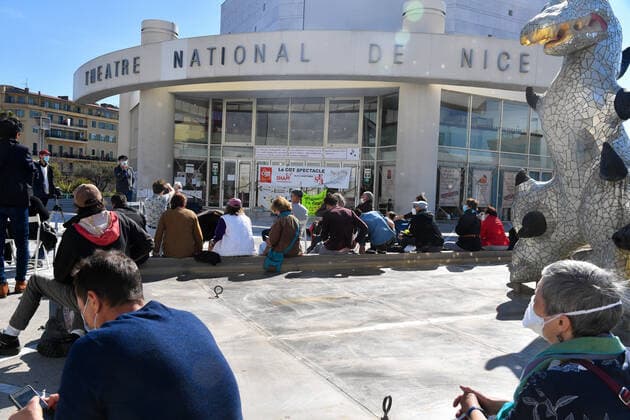 Le Theatre national de Nice participe au mouvement d occupation des lieux culturels. Le Theatre national de Nice rejoint le mouvement du theatre de l Odeon a Paris. Une agora ouverte a tous avec des syndicalistes et intermittents du spectacle sur le parvis du theatre pour demander la reouverture des lieux culturels fermes depuis le 30 octobre. NEWS : Le Theatre national de Nice occupe - 22 03 2021 LionelUrman Panoramic 